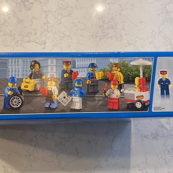 *Retired* Lego City Square set Set 60097 - Picture 6 of 16